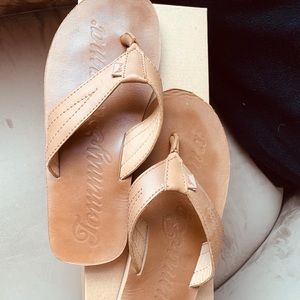 Tommy Bahamas men’s leather flip flop sandals